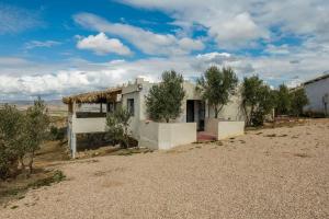 une vieille maison au milieu d'un désert dans l'établissement Gîte Nature, à Azrou