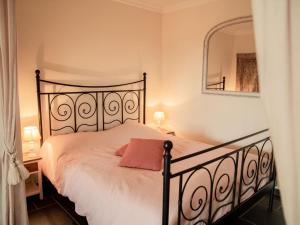 En eller flere senger på et rom på Villa Calloras