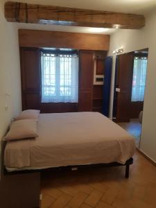sypialnia z dużym łóżkiem w pokoju w obiekcie Bomboniera vista mare Bogliasco w mieście Bogliasco