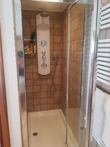 W łazience znajduje się prysznic ze szklanymi drzwiami. w obiekcie Bomboniera vista mare Bogliasco w mieście Bogliasco