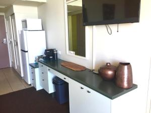 eine Küche mit einer Arbeitsplatte und einem Kühlschrank in der Unterkunft Beachfront Balcony in North Ward
