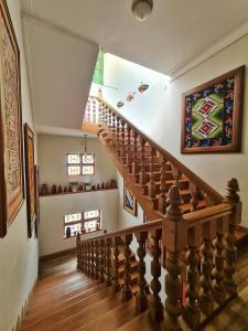 una escalera de madera en una casa con techo en Hotel Antigua Miraflores en Lima