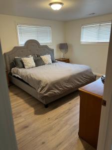 Una cama o camas en una habitación de Mckinleyville Farm House