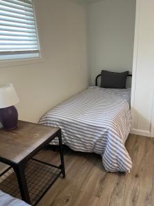Ein Bett oder Betten in einem Zimmer der Unterkunft Mckinleyville Farm House