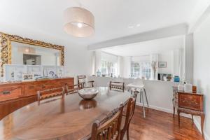 une salle à manger avec une grande table et des chaises en bois dans l'établissement Casa da Praia, à Estoril