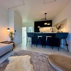 eine Küche und ein Wohnzimmer mit einer blauen Arbeitsplatte in der Unterkunft Santa Rita Sunset & Beach Apartment in Maceira
