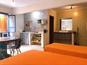 um quarto com uma cozinha e uma sala de jantar em Suite Charme apt 02 em Ilhabela
