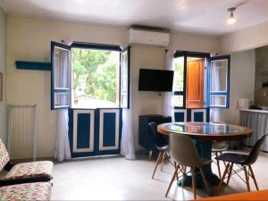 uma sala de estar com uma mesa e uma janela em Suite Charme apt 02 em Ilhabela