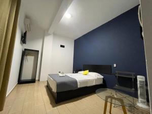 1 dormitorio con cama y mesa de cristal en Hotel Central, en Tarapoto