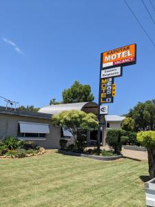 a motel sign in front of a building at Kaputar Motel in Narrabri