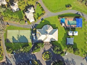 an overhead view of a house with a yard at Leisure Inn Pokolbin Hill in Pokolbin