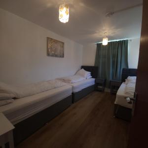 Pokój z 2 łóżkami i oknem w obiekcie Lovely 1 bedroom apartment w Bristolu