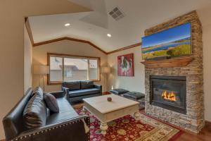 sala de estar con chimenea y sofá en Cozy Penthouse W Fireplace, Wifi, Gourmet Kitchen, en South Lake Tahoe