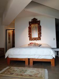 Ocean Pacific appartment في أكابولكو: غرفة نوم مع سرير ومرآة على الحائط