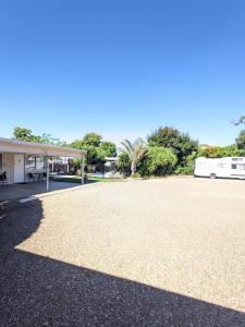 un gran aparcamiento frente a un edificio en Kaputar Motel, en Narrabri