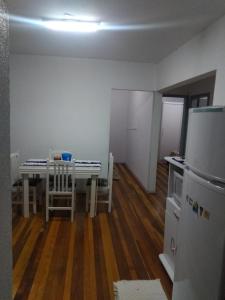 een keuken en eetkamer met een tafel en een koelkast bij Casa apto Bento Gonçalves Serra Gaúcha in Bento Gonçalves