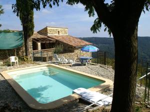 uma piscina em frente a uma casa em Superb holiday home in Chassiers with private pool em Rocher