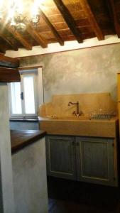 een keuken met een wastafel en een raam bij Domus Ghibellinae- Fonte di San Benedetto in Cortona