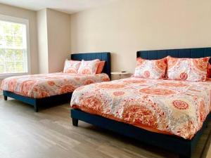 une chambre avec deux lits et une fenêtre dans l'établissement Booking Fast! Golf, Beach, and Relaxation! A Great Place for ALL!, à Calabash 22 autres photos