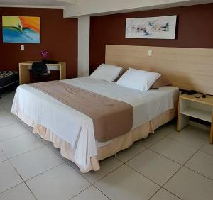 um quarto com uma cama grande num quarto em Marsallis Residence Flat-EFM601 em Natal