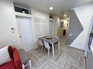 sala de estar con mesa y sofá en Atlantic Coast Apartment - Playa Del Inglés, en Playa del Inglés