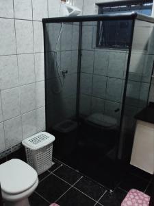 a bathroom with a toilet and a glass shower at Apt térreo com 3 qtos e 1 vaga in Poços de Caldas