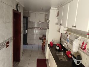 a kitchen with a sink and a counter top at Apt térreo com 3 qtos e 1 vaga in Poços de Caldas