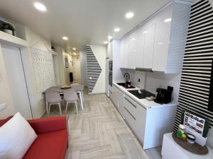 een keuken en een woonkamer met een bank en een tafel bij Atlantic Coast Apartment - Playa Del Inglés in Playa del Inglés