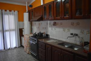 una pequeña cocina con fogones y fregadero en Casa Lucía en Villa Unión