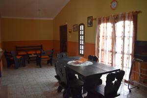 comedor con mesa de madera y sillas en Casa Lucía en Villa Unión