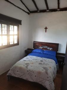 Tempat tidur dalam kamar di La Cabaña Socorro