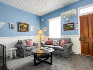 A seating area at Alice's Cottages