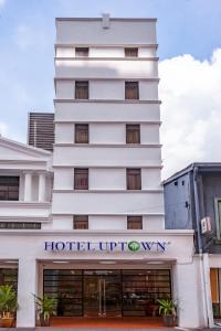 un hotel con un cartel en la parte delantera en Uptown Chinatown, en Kuala Lumpur