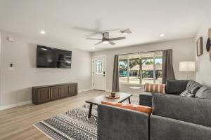een woonkamer met een bank en een tv bij Modern Home with Pool near Downtown in Scottsdale