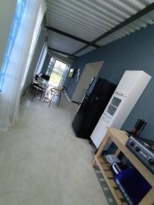 um quarto com uma cozinha com mesa e cadeiras em casa vacacional campestre em Acacías