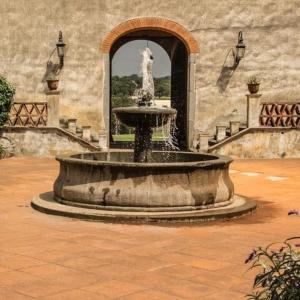 a fountain in the middle of a courtyard at Cabaña Corazon de Calixto 