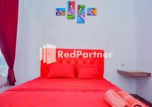 Ένα ή περισσότερα κρεβάτια σε δωμάτιο στο MS Hotel Pangandaran Mitra RedDoorz