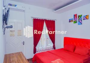 Ένα ή περισσότερα κρεβάτια σε δωμάτιο στο MS Hotel Pangandaran Mitra RedDoorz