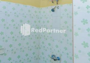 Phòng tắm tại MS Hotel Pangandaran Mitra RedDoorz
