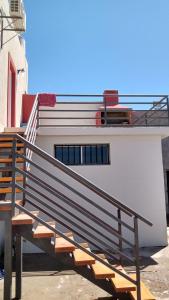 una escalera delante de un edificio blanco en Depto para 4 personas en San Antonio Oeste