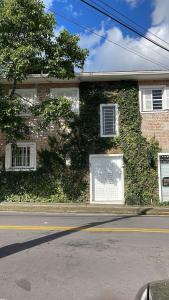 a brick building with ivy on the side of it at Prédio Histórico na Rio Branco in Caxias do Sul