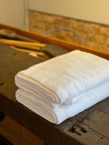 a stack of white towels sitting on top of a table at Prédio Histórico na Rio Branco in Caxias do Sul