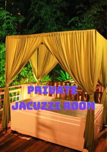 um sinal que saysynchronous jaipur quarto com uma cortina em Rustcamps Glamping Resort em Genting Highlands