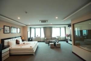 una grande camera da letto con un grande letto e un divano di Kim Thai Hotel a Thái Nguyên