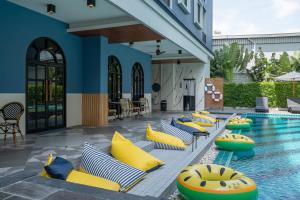 Bazén v ubytování Cozy Blu Suvarnabhumi nebo v jeho okolí