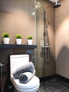 W łazience znajduje się toaleta i przeszklony prysznic. w obiekcie ELECTUS HOME at Vista Residences Genting - FREE WiFi & TV Box & Parking w mieście Genting Highlands