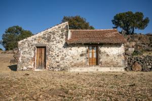an old stone house sitting in a field at Cabaña Diego de Lucas 