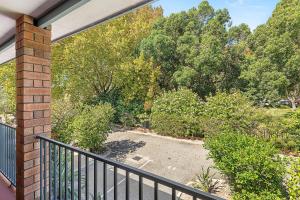 d'un balcon avec vue sur le jardin. dans l'établissement 22 Heavenly Highgate New 2br Parkinghbf, à Perth