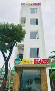 un edificio bianco con aba beach sign di fronte ad esso di DANA BEACH Motel a Da Nang