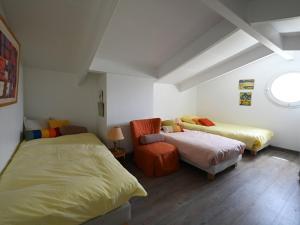 1 dormitorio con 2 camas, silla y ventana en Maison Les Portes-en-Ré, 3 pièces, 4 personnes - FR-1-434-105 en Les Portes